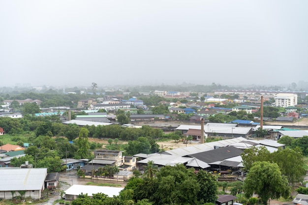 Regentijd in Pattaya City Chonburi Province landschap vanuit drone-weergave in de open lucht met de regen in het hele gebied