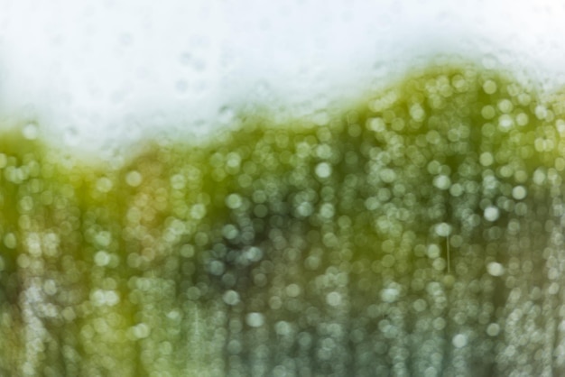 Regenwater druppels op een vensterglas intreepupil