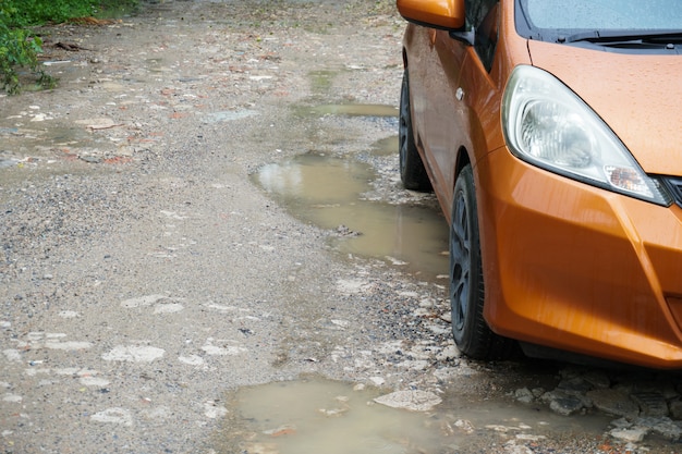 Regenwater opgesloten in een hobbelige weg