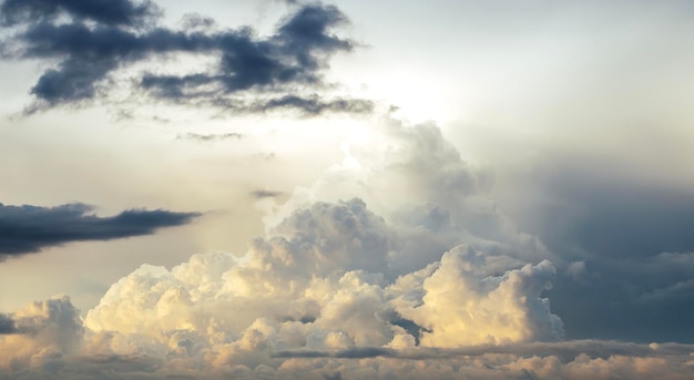 Regenwolken achtergrond met zonlicht