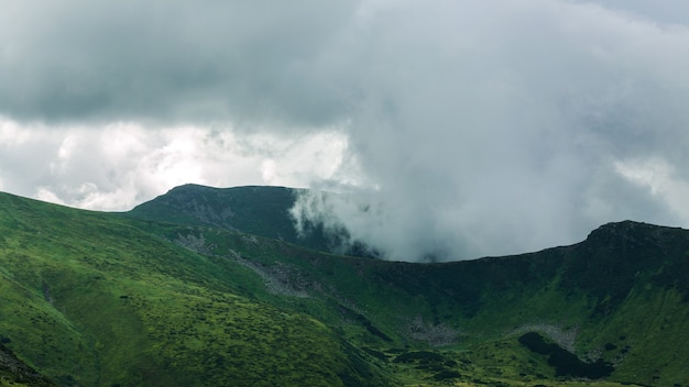 Regenwolken boven de bergen