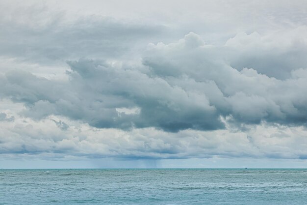 Foto regenwolken die op zee in de hemel drijven