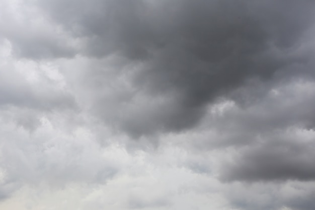 Regenwolken die zich in de hemel in concept klimaat vormen.