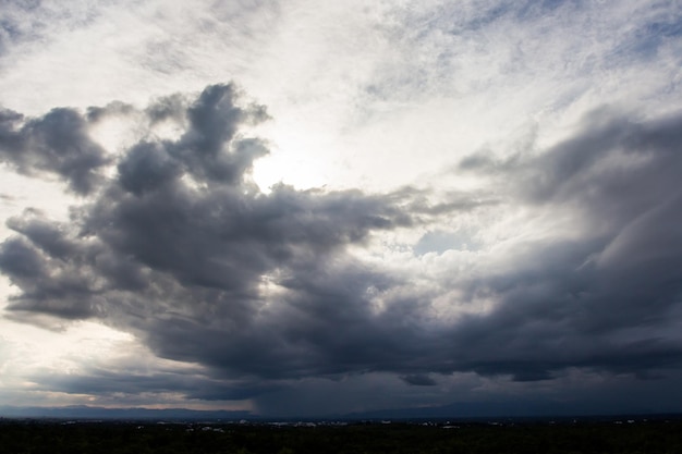 Regenwolken en sombere lucht in zwart-wit