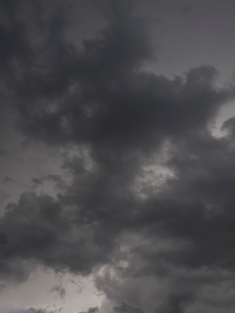 Regenwolken in de lucht