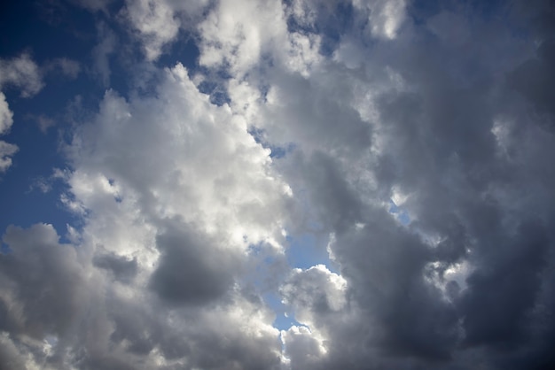 Regenwolken in de lucht