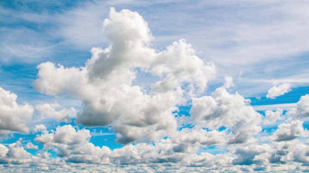 Regenwolken voor storm nadert kijker