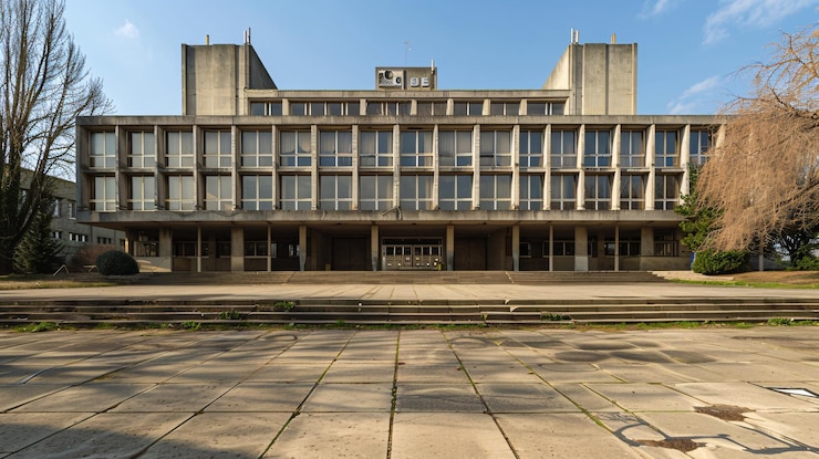 Foto regeringsgebouw in brutalistische stijl met een opvallende gevel