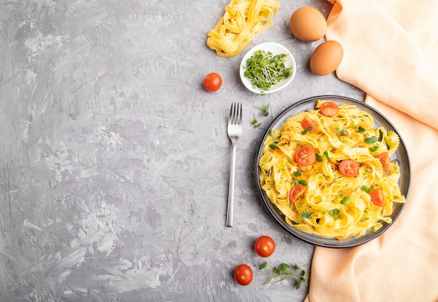 Reginelle griesmeelpasta met tomaat, eieren en microgroene spruitjes