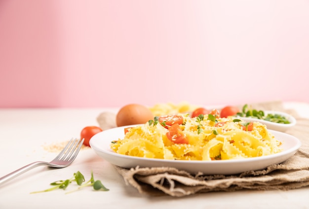 Photo reginelle semolina pasta with tomato, eggs and microgreen sprouts