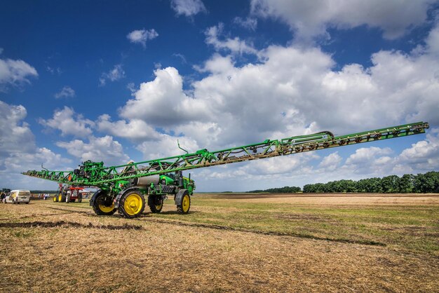 Regio Belogorye Khmelnytsky OEKRANE 19 augustus 2021 John Deere zelfrijdende veldspuit bij de demonstratie van landbouwmachines Battle of agrotitans