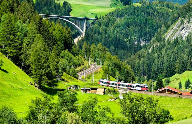 オーストリアアルプスのブレンナー鉄道の地方列車