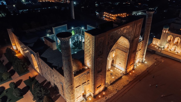 Registan Plein in Samarkand Oezbekistan 's nachts