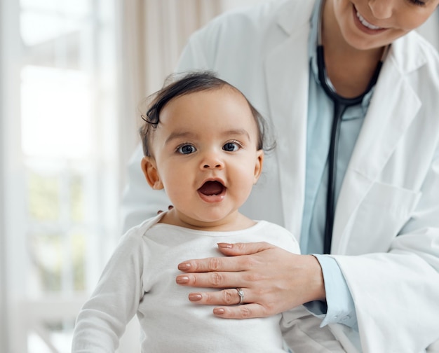 赤ちゃんの健康を維持するには、定期的な健康診断が不可欠です。クリニックで赤ちゃんを診察する小児科医のショット