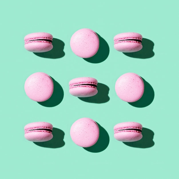 Photo regular creative pattern of colorful french cookies macarons.