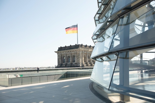 ドイツ国旗を背景にしたベルリンの国会議事堂