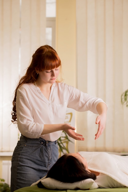 Foto il guaritore reiki pulisce l'etere del paziente