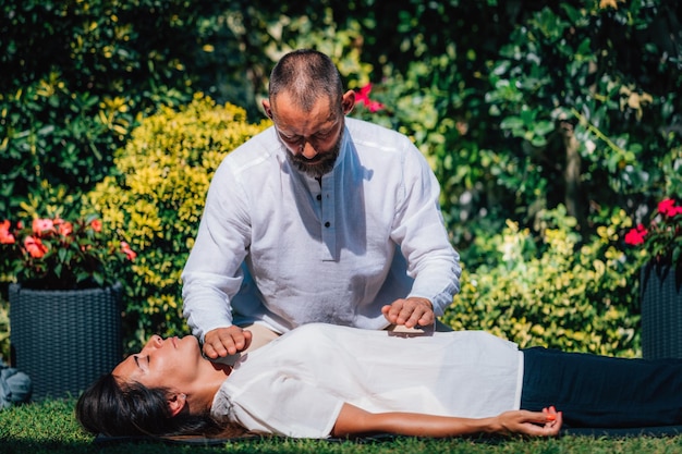 Foto trattamento di guarigione del chakra della gola reiki