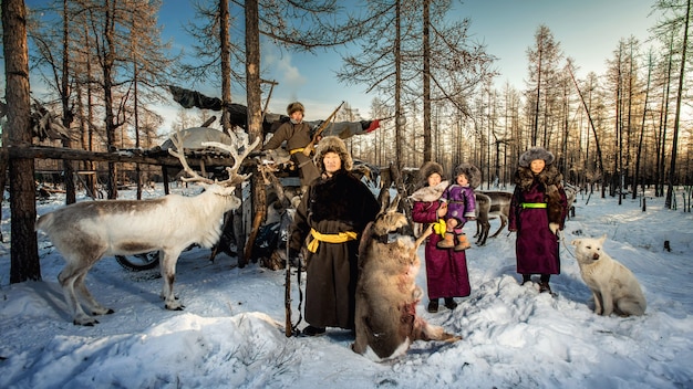 タイガ、モンゴルのロシア国境近くの背景にトナカイ遊牧民キャンプ