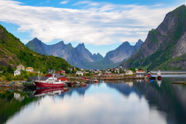 Reine dorp met vissersboten en bergen op de Lofoten eilanden Noorwegen