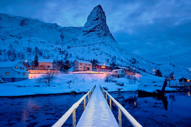Reine dorp 's nachts. Lofoten eilanden, Noorwegen