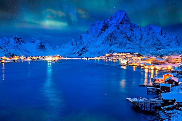 Reine dorp 's nachts. Lofoten eilanden, Noorwegen