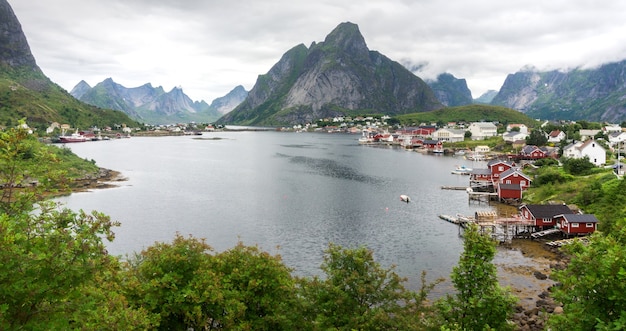 Reine is een vissersdorp op het eiland Moskenesoya in de Lofoten-archipel, in de provincie Nordland, Noorwegen