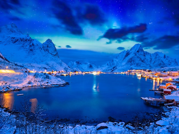 Foto villaggio di reine di notte. isole lofoten, norvegia