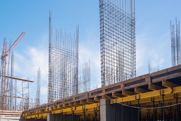 建設中の建物の鉄筋コンクリート構造足場とサポート