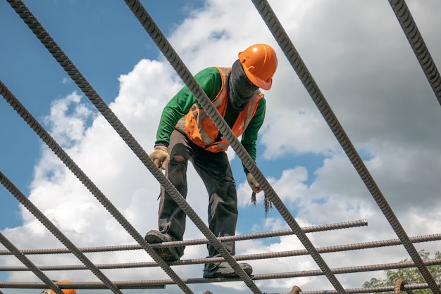 Un lavoro di fondazione di barre di rinforzo in acciaio rinforzato