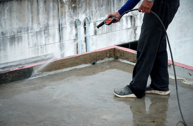 Reinig de cementvloer met een hogedrukreiniger dekvloer crack