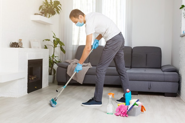 Reiniging en desinfectie bij stadscomplex te midden van de coronavirusepidemie. Professionele teams voor desinfectie-inspanningen. Infectiepreventie en bestrijding van epidemieën. Beschermende handschoenen en masker