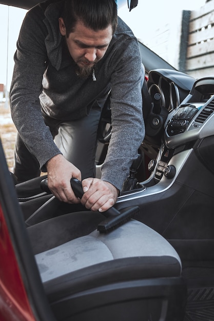 Reiniging en desinfectie door stoom van het auto-interieur