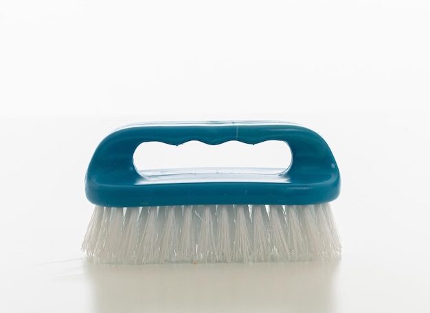 Reinigingsborstel blauwe kleur geïsoleerd tegen een witte achtergrond