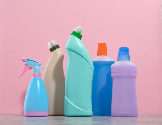 Reinigingsmiddelen en wasmiddelen in kleurrijke flessen Huishoudelijke apparatuur