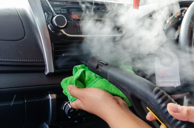 Reinigingsproces van de airconditioner van een auto