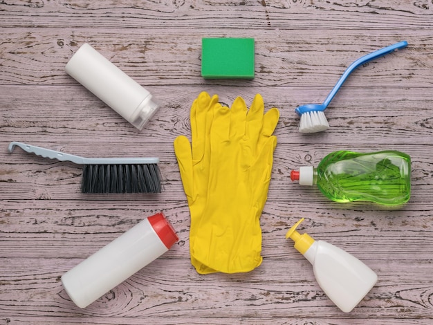 Reinigingsproducten rond rubberen handschoenen op een houten ondergrond Reinigingsset