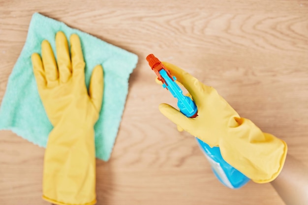 Reinigingssprayhandschoenhanden en veeg tafelblad en houten oppervlak voor huishoudelijke dienst thuis Boven de meid conciërge en schonere stofdoek karwei meubelen glans en chemisch flesproduct