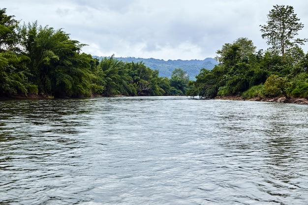 Foto reis door de kanchanaburi rivier, kwai yai