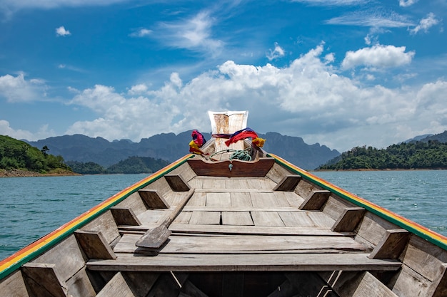 Reis door longtailboot aan Ratchaprapha-dam bij het Nationale Park van Khao Sok, de Provincie van Surat Thani, Thailand.