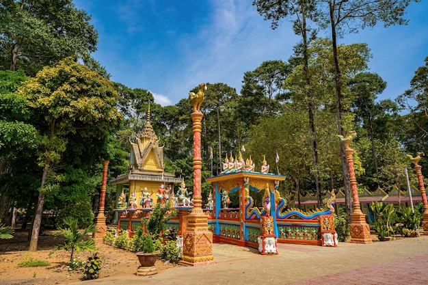 Reis- en landschapsconcept Bovenaanzicht van de architectuur van de oude Khmer-pagode