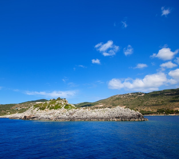 Reis- en toeristisch concept - Blauwe grotten op het eiland Zakynthos, Griekenland