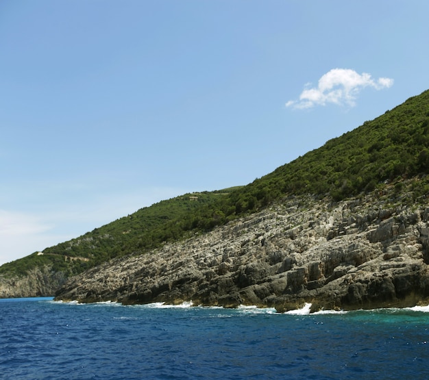 Reis- en toeristisch concept - Blauwe grotten op het eiland Zakynthos, Griekenland