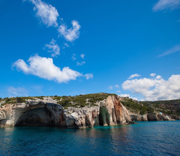 Reis- en toeristisch concept - Blauwe grotten op het eiland Zakynthos, Griekenland