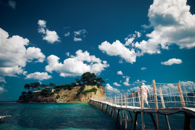 Reis- en vakantieconcept - zakynthos, een brug naar het eiland