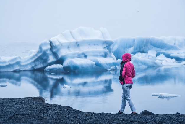 Reis in de gletsjerlagune van Jokulsarlon in IJsland.