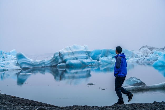 Reis in de ijzige lagune van Jokulsarlon in IJsland.