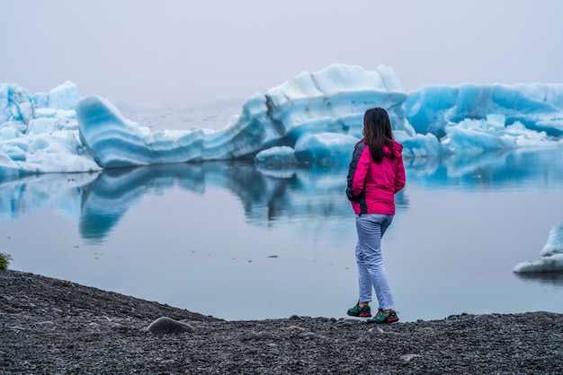 Reis in de ijzige lagune van Jokulsarlon in IJsland