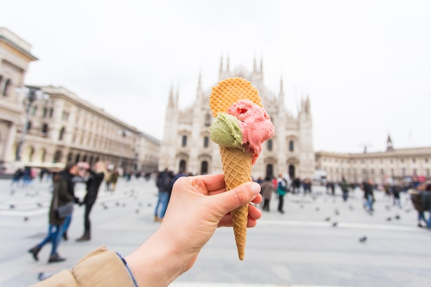 Reis, Italië, gelato en vakantieconcept - Roomijs voor de Dom van Milaan Duomo