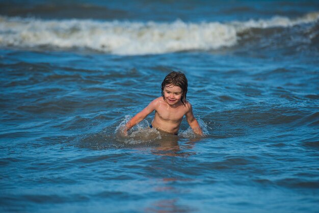 Reis levensstijl zwemmen op zee zomerkamp grappige kinderen spelen op oceaan strand